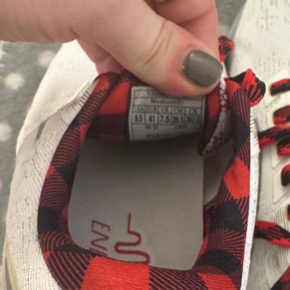 Brooks Levitate 6 Holiday Never Worn - Picture 3 of 5